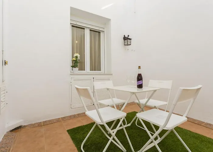 Apartamento Con Patio En Cadiz Centro